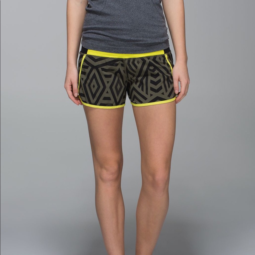 LULULEMON SPEED SHORT 4 Chevron Shuffle Fatigue Green Black / Split Pea